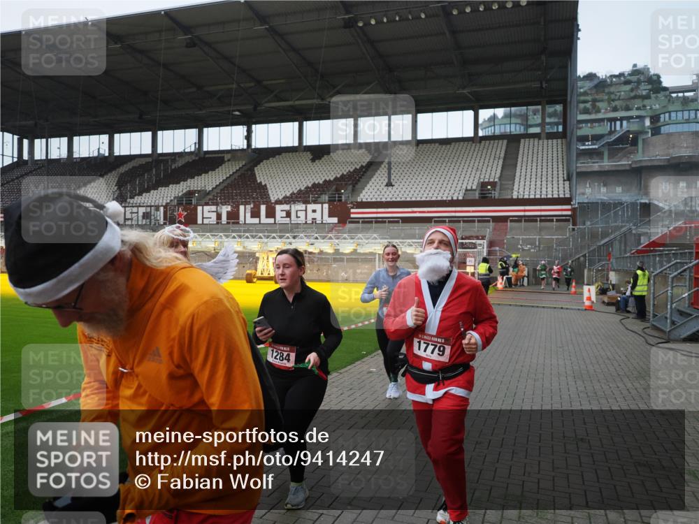 07.12.2025 - St. Pauli X-Mass-Run No. 15 Fabian Wolf http://msf.ph/oto/9414247 07.12.2025 11:21:57 Ziel 1284, 1297, 1775, 1779, 1904 meine-sportfotos.de