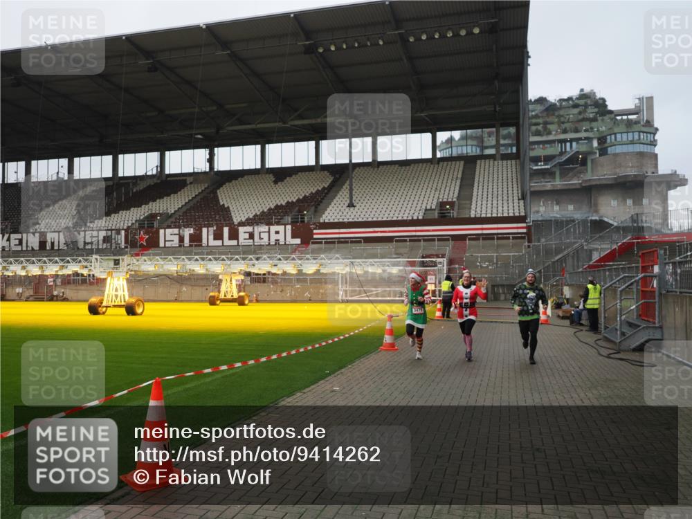 07.12.2025 - St. Pauli X-Mass-Run No. 15 Fabian Wolf http://msf.ph/oto/9414262 07.12.2025 11:22:04 Ziel 1284, 1297, 1775, 1779, 1904, 3474, 3475, 3820, 3821 meine-sportfotos.de