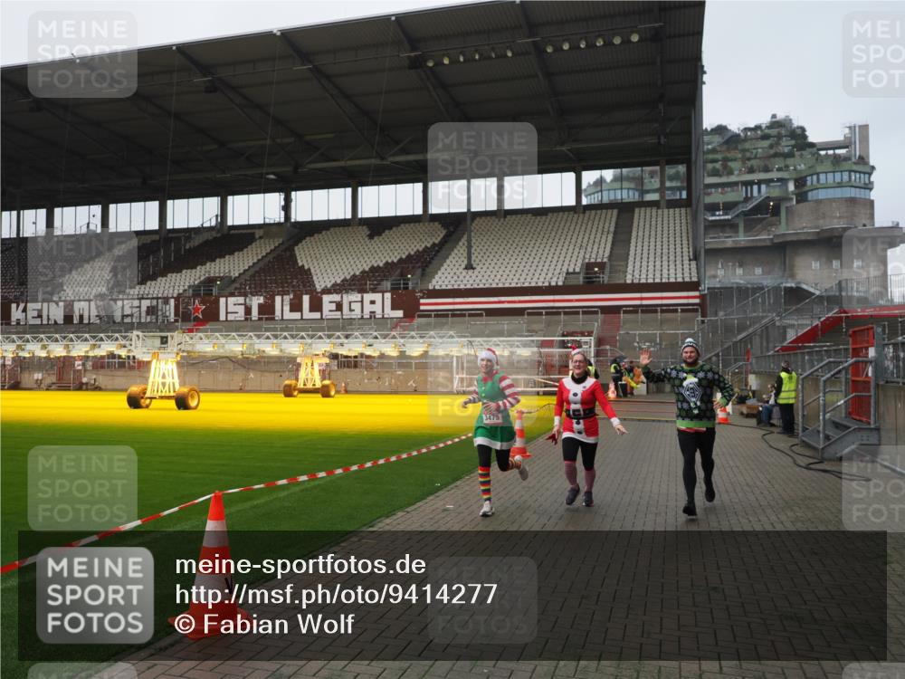 07.12.2025 - St. Pauli X-Mass-Run No. 15 Fabian Wolf http://msf.ph/oto/9414277 07.12.2025 11:22:05 Ziel 1284, 1297, 1775, 1779, 1904, 3474, 3475, 3820, 3821 meine-sportfotos.de
