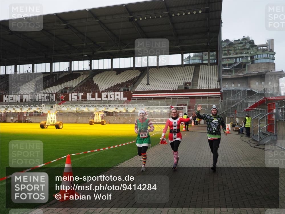 07.12.2025 - St. Pauli X-Mass-Run No. 15 Fabian Wolf http://msf.ph/oto/9414284 07.12.2025 11:22:06 Ziel 1284, 1297, 1775, 1779, 1904, 3474, 3475, 3820, 3821 meine-sportfotos.de
