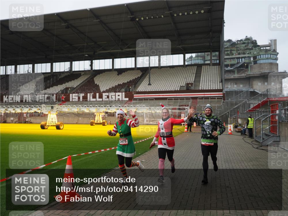 07.12.2025 - St. Pauli X-Mass-Run No. 15 Fabian Wolf http://msf.ph/oto/9414290 07.12.2025 11:22:06 Ziel 1284, 1297, 1775, 1779, 1904, 3474, 3475, 3820, 3821 meine-sportfotos.de