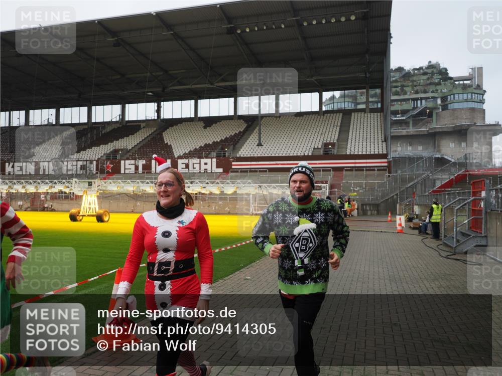 07.12.2025 - St. Pauli X-Mass-Run No. 15 Fabian Wolf http://msf.ph/oto/9414305 07.12.2025 11:22:07 Ziel 1284, 1297, 1775, 1779, 1904, 3474, 3475, 3820, 3821 meine-sportfotos.de