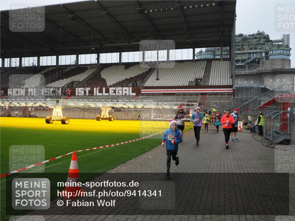 07.12.2025 - St. Pauli X-Mass-Run No. 15 Fabian Wolf http://msf.ph/oto/9414341 07.12.2025 11:22:27 Ziel 1349, 1391, 1431, 2550, 2557, 2812, 2985, 3127 meine-sportfotos.de