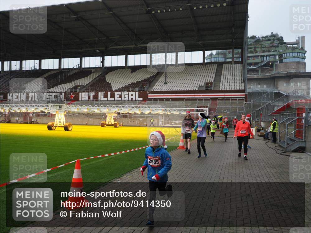 07.12.2025 - St. Pauli X-Mass-Run No. 15 Fabian Wolf http://msf.ph/oto/9414350 07.12.2025 11:22:28 Ziel 1349, 1391, 1431, 2550, 2557, 2812, 2985, 3127 meine-sportfotos.de