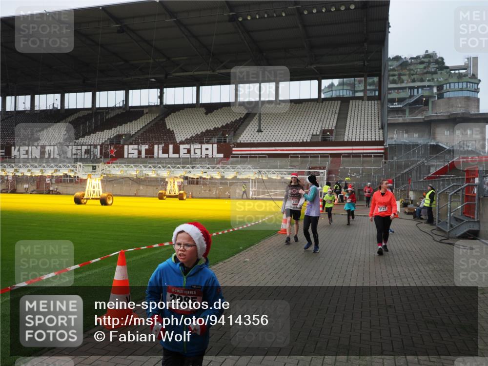 07.12.2025 - St. Pauli X-Mass-Run No. 15 Fabian Wolf http://msf.ph/oto/9414356 07.12.2025 11:22:28 Ziel 1349, 1391, 1431, 2550, 2557, 2812, 2985, 3127 meine-sportfotos.de