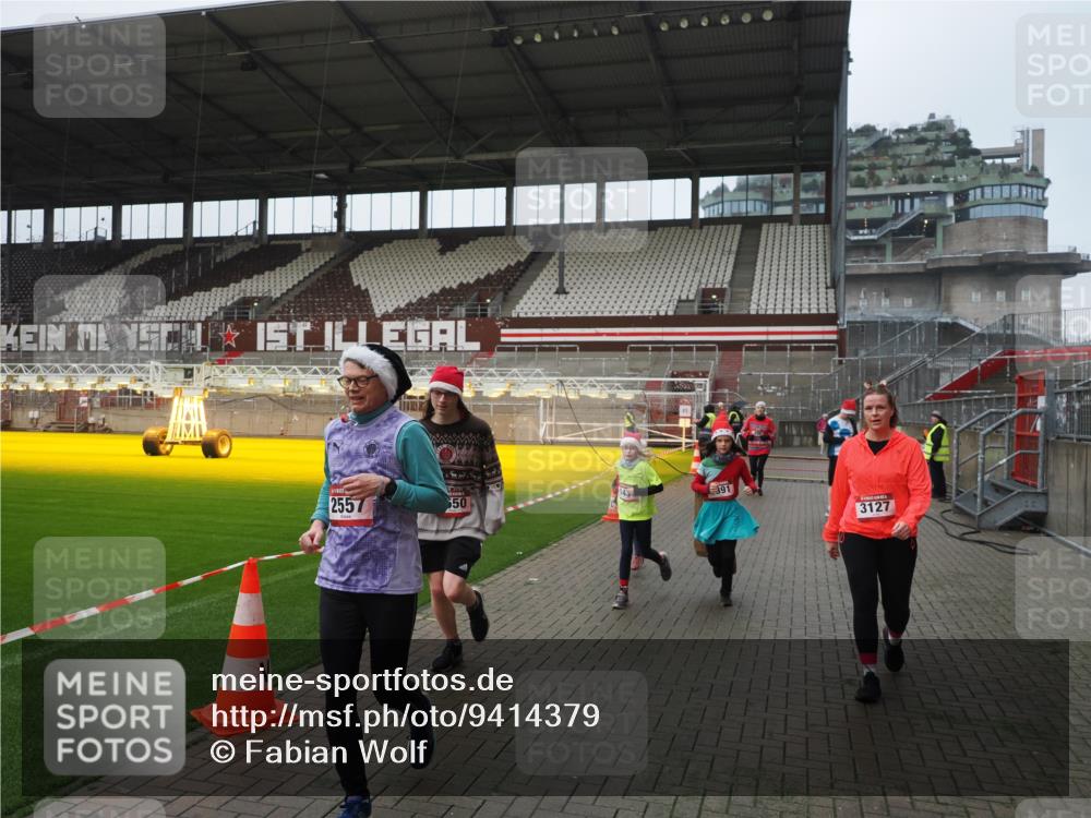 07.12.2025 - St. Pauli X-Mass-Run No. 15 Fabian Wolf http://msf.ph/oto/9414379 07.12.2025 11:22:32 Ziel 520, 1349, 1391, 1431, 2550, 2557, 2812, 2985, 3127 meine-sportfotos.de