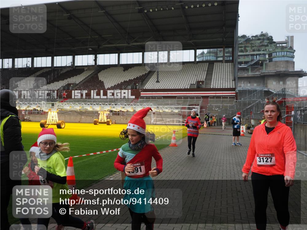 07.12.2025 - St. Pauli X-Mass-Run No. 15 Fabian Wolf http://msf.ph/oto/9414409 07.12.2025 11:22:34 Ziel 520, 1018, 1349, 1391, 1431, 2550, 2557, 2812, 2985, 3127 meine-sportfotos.de