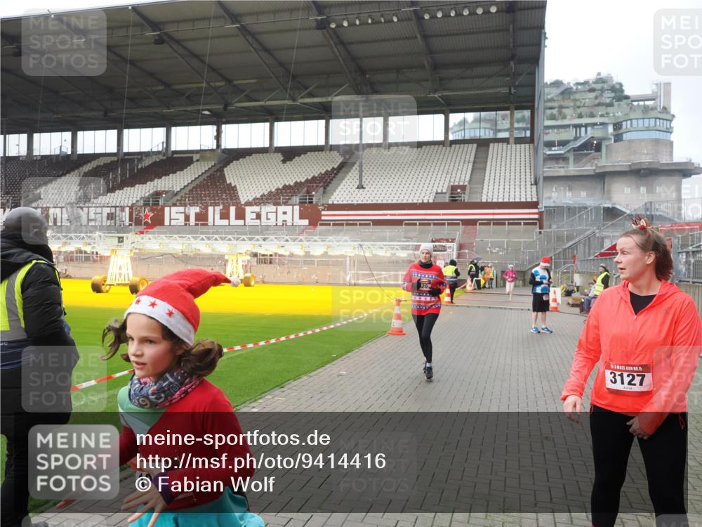07.12.2025 - St. Pauli X-Mass-Run No. 15 Fabian Wolf http://msf.ph/oto/9414416 07.12.2025 11:22:34 Ziel 520, 1018, 1349, 1391, 1431, 2550, 2557, 2812, 2985, 3127 meine-sportfotos.de