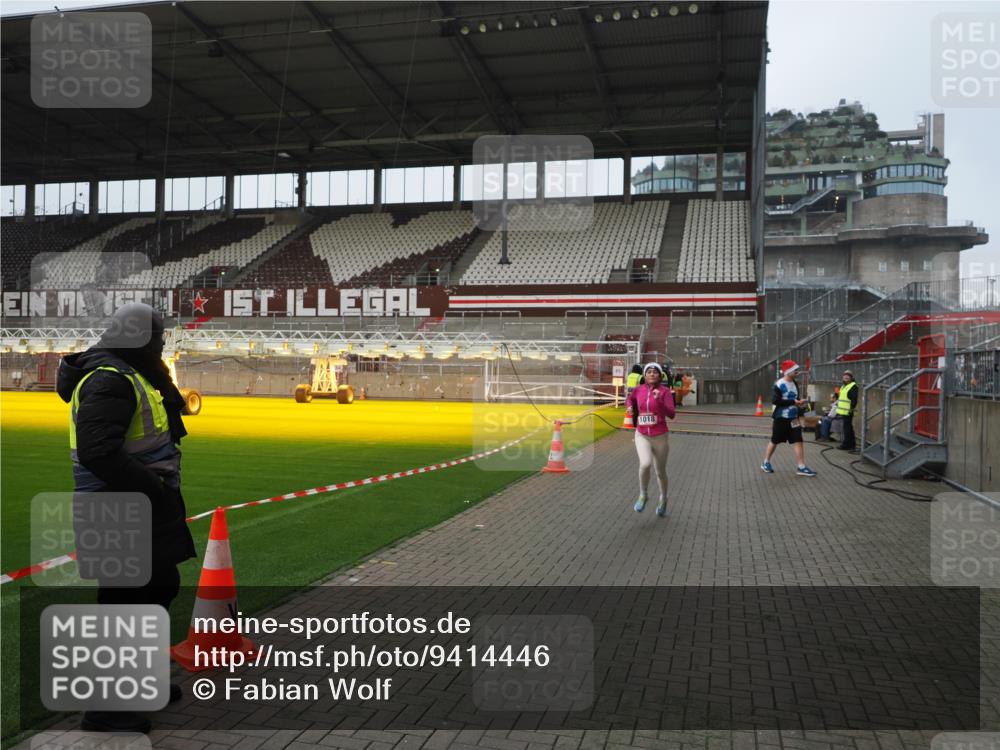 07.12.2025 - St. Pauli X-Mass-Run No. 15 Fabian Wolf http://msf.ph/oto/9414446 07.12.2025 11:22:38 Ziel 520, 1018, 1349, 1391, 1431, 2550, 2557, 2985, 3127 meine-sportfotos.de