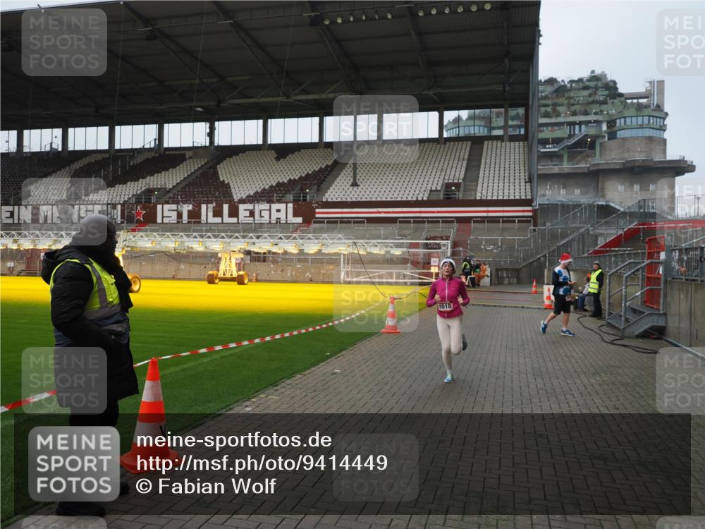 07.12.2025 - St. Pauli X-Mass-Run No. 15 Fabian Wolf http://msf.ph/oto/9414449 07.12.2025 11:22:38 Ziel 520, 1018, 1349, 1391, 1431, 2550, 2557, 2985, 3127 meine-sportfotos.de