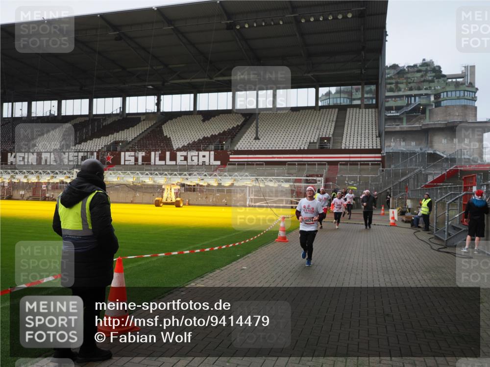 07.12.2025 - St. Pauli X-Mass-Run No. 15 Fabian Wolf http://msf.ph/oto/9414479 07.12.2025 11:23:03 Ziel 69, 2023, 2373, 4249, 4824 meine-sportfotos.de