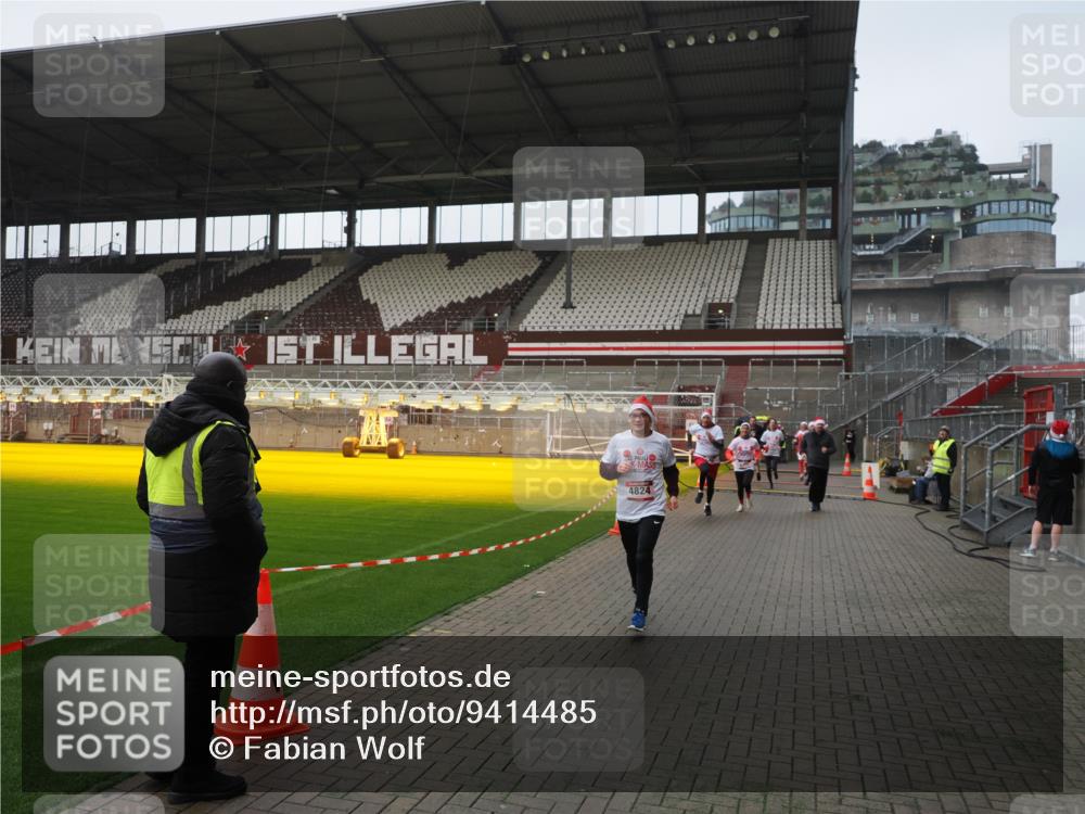 07.12.2025 - St. Pauli X-Mass-Run No. 15 Fabian Wolf http://msf.ph/oto/9414485 07.12.2025 11:23:03 Ziel 69, 2023, 2373, 4249, 4824 meine-sportfotos.de