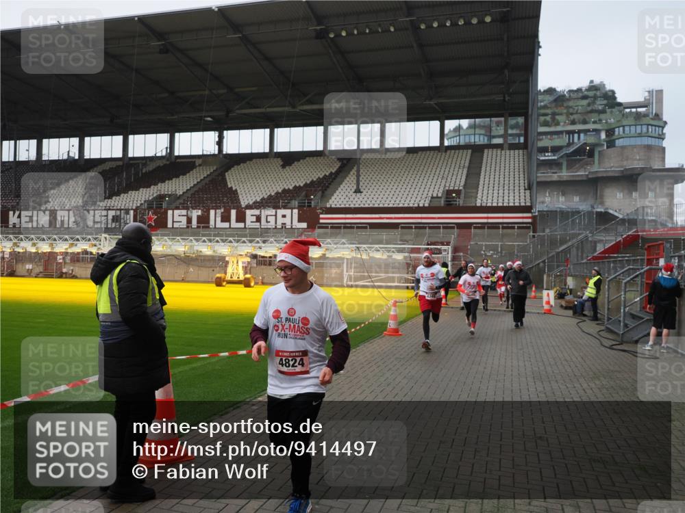 07.12.2025 - St. Pauli X-Mass-Run No. 15 Fabian Wolf http://msf.ph/oto/9414497 07.12.2025 11:23:04 Ziel 21, 69, 2023, 2373, 4249, 4824 meine-sportfotos.de