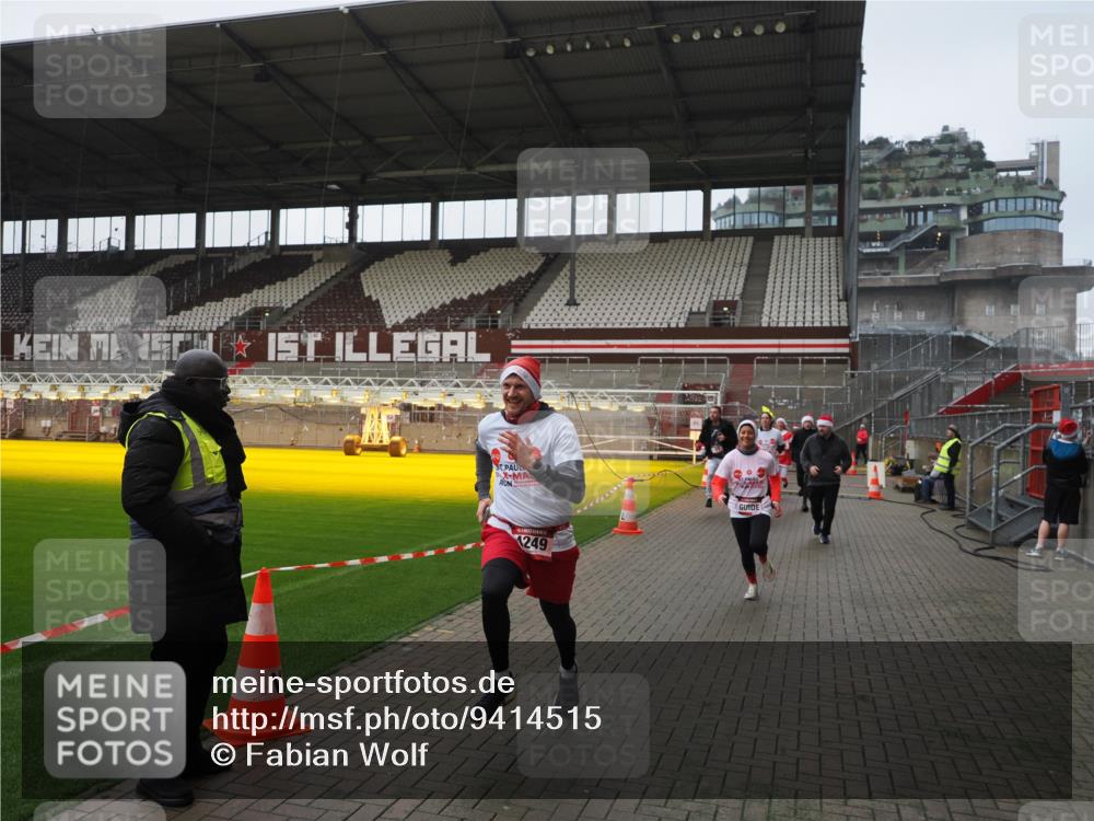 07.12.2025 - St. Pauli X-Mass-Run No. 15 Fabian Wolf http://msf.ph/oto/9414515 07.12.2025 11:23:05 Ziel 21, 69, 2023, 2373, 4249, 4824 meine-sportfotos.de