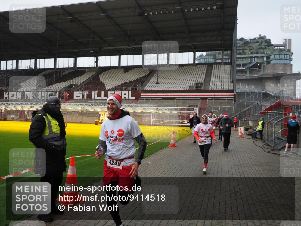 07.12.2025 - St. Pauli X-Mass-Run No. 15 Fabian Wolf http://msf.ph/oto/9414518 07.12.2025 11:23:06 Ziel 21, 69, 2023, 2373, 4249, 4824 meine-sportfotos.de