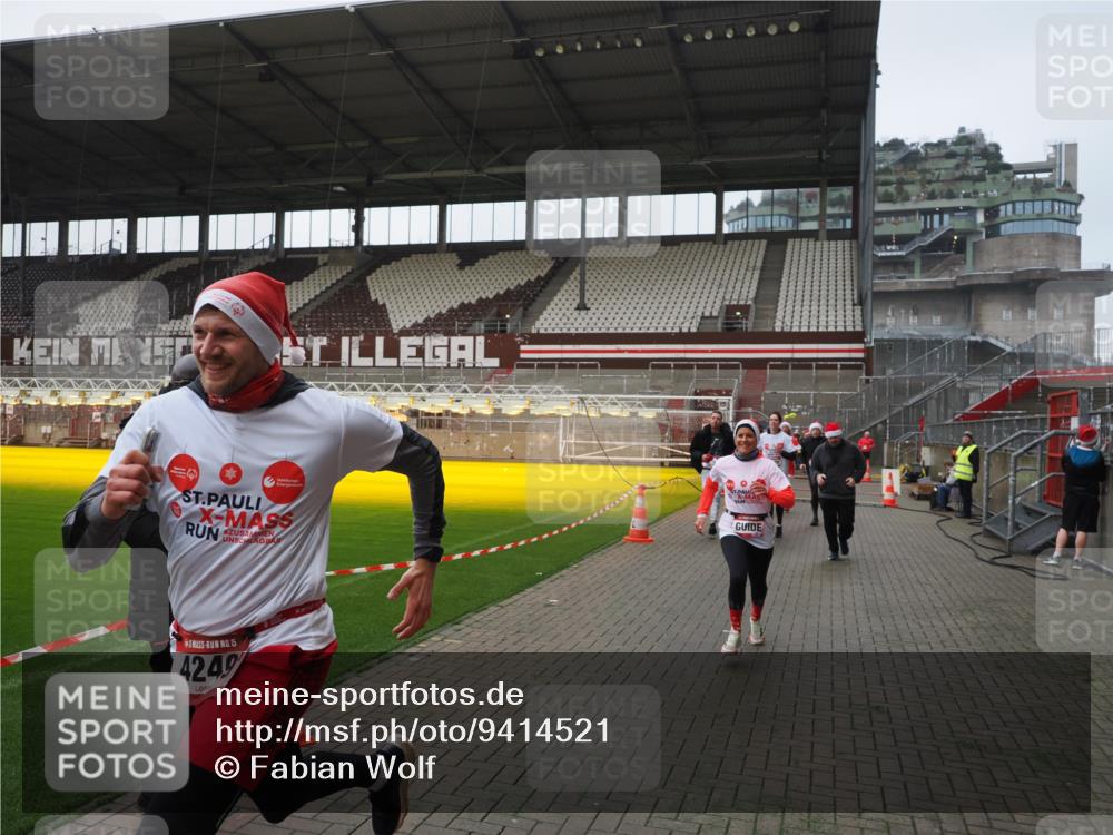 07.12.2025 - St. Pauli X-Mass-Run No. 15 Fabian Wolf http://msf.ph/oto/9414521 07.12.2025 11:23:06 Ziel 21, 69, 2023, 2373, 4249, 4824 meine-sportfotos.de
