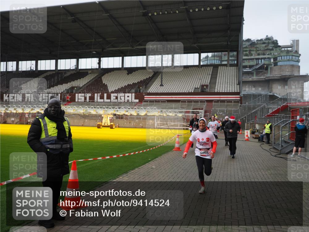 07.12.2025 - St. Pauli X-Mass-Run No. 15 Fabian Wolf http://msf.ph/oto/9414524 07.12.2025 11:23:06 Ziel 21, 69, 2023, 2373, 4249, 4824 meine-sportfotos.de