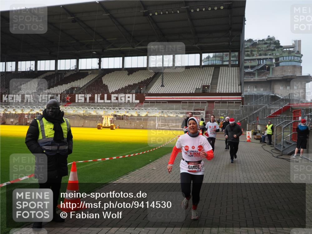 07.12.2025 - St. Pauli X-Mass-Run No. 15 Fabian Wolf http://msf.ph/oto/9414530 07.12.2025 11:23:06 Ziel 21, 69, 2023, 2373, 4249, 4824 meine-sportfotos.de