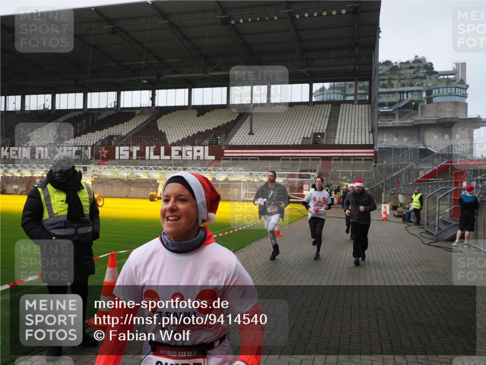 07.12.2025 - St. Pauli X-Mass-Run No. 15 Fabian Wolf http://msf.ph/oto/9414540 07.12.2025 11:23:07 Ziel 21, 69, 2023, 2373, 4249, 4824 meine-sportfotos.de