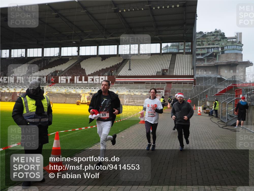 07.12.2025 - St. Pauli X-Mass-Run No. 15 Fabian Wolf http://msf.ph/oto/9414553 07.12.2025 11:23:08 Ziel 21, 69, 2023, 2373, 4249, 4824 meine-sportfotos.de