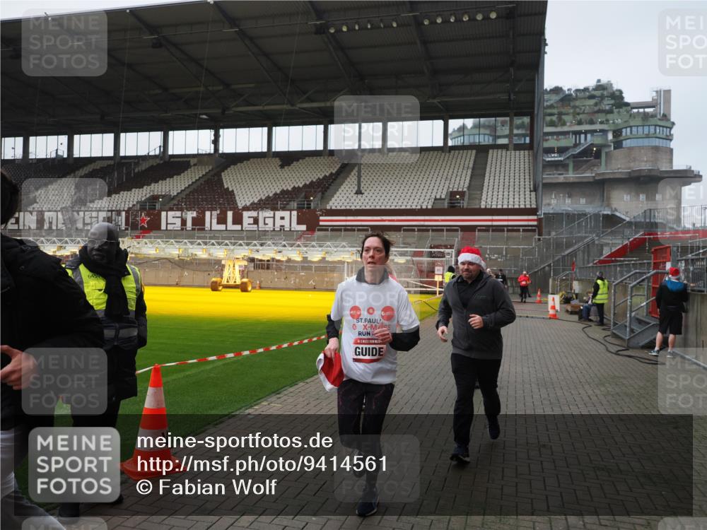 07.12.2025 - St. Pauli X-Mass-Run No. 15 Fabian Wolf http://msf.ph/oto/9414561 07.12.2025 11:23:08 Ziel 21, 69, 2023, 2373, 4249, 4824 meine-sportfotos.de