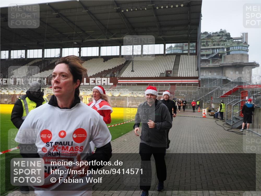 07.12.2025 - St. Pauli X-Mass-Run No. 15 Fabian Wolf http://msf.ph/oto/9414571 07.12.2025 11:23:09 Ziel 21, 69, 2023, 2373, 4249, 4824 meine-sportfotos.de