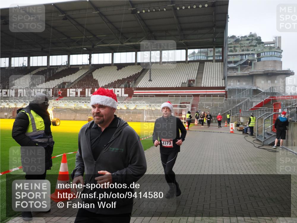 07.12.2025 - St. Pauli X-Mass-Run No. 15 Fabian Wolf http://msf.ph/oto/9414580 07.12.2025 11:23:10 Ziel 21, 69, 1141, 2023, 2373, 2821, 2823, 4249, 4824 meine-sportfotos.de