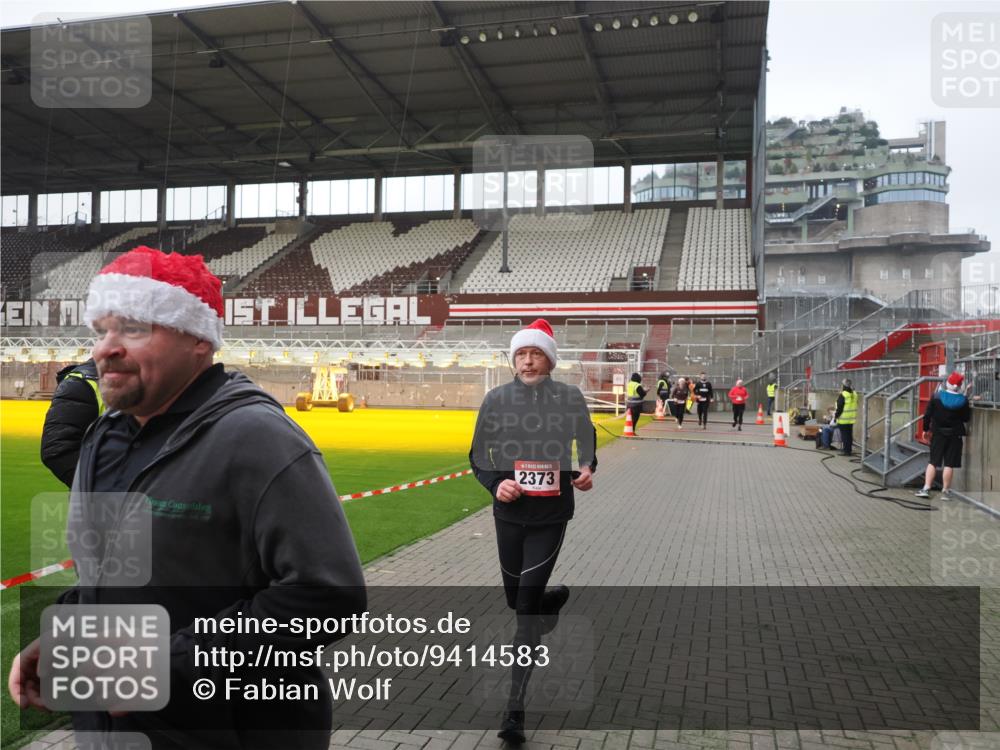 07.12.2025 - St. Pauli X-Mass-Run No. 15 Fabian Wolf http://msf.ph/oto/9414583 07.12.2025 11:23:10 Ziel 21, 69, 1141, 2023, 2373, 2821, 2823, 4249, 4824 meine-sportfotos.de