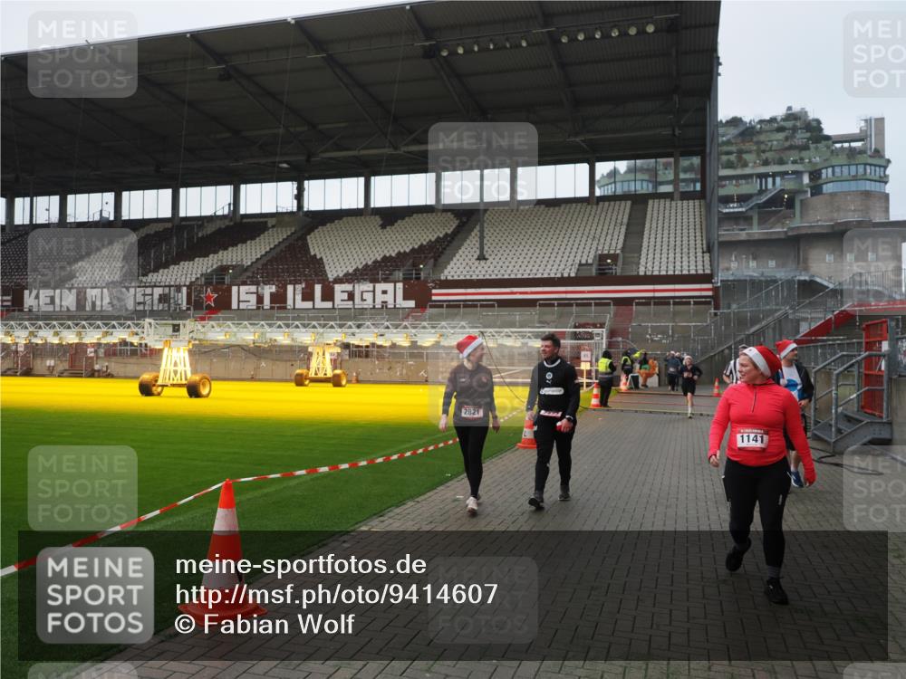 07.12.2025 - St. Pauli X-Mass-Run No. 15 Fabian Wolf http://msf.ph/oto/9414607 07.12.2025 11:23:23 Ziel 21, 69, 714, 1141, 2373, 2821, 2823, 3302 meine-sportfotos.de
