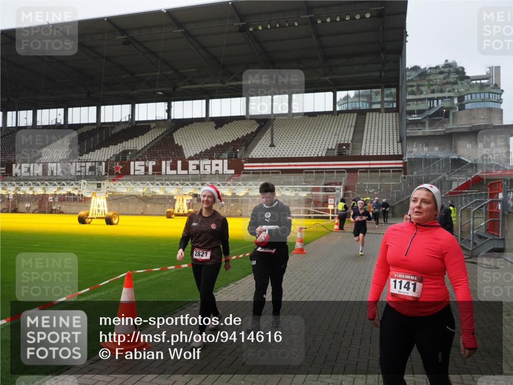 07.12.2025 - St. Pauli X-Mass-Run No. 15 Fabian Wolf http://msf.ph/oto/9414616 07.12.2025 11:23:25 Ziel 714, 1141, 2821, 2823, 3302, 4648 meine-sportfotos.de
