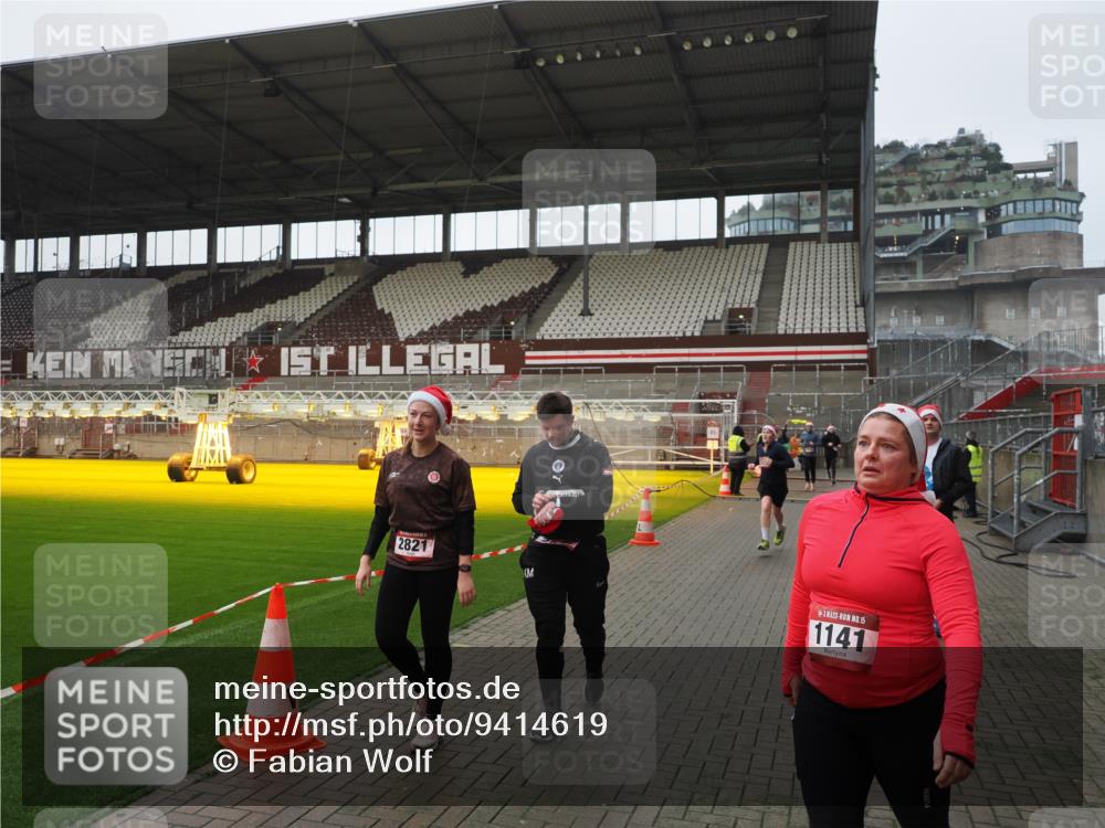07.12.2025 - St. Pauli X-Mass-Run No. 15 Fabian Wolf http://msf.ph/oto/9414619 07.12.2025 11:23:25 Ziel 714, 1141, 2821, 2823, 3302, 4648 meine-sportfotos.de
