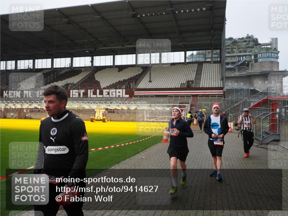07.12.2025 - St. Pauli X-Mass-Run No. 15 Fabian Wolf http://msf.ph/oto/9414627 07.12.2025 11:23:27 Ziel 714, 1141, 2037, 2821, 2823, 3302, 4648 meine-sportfotos.de