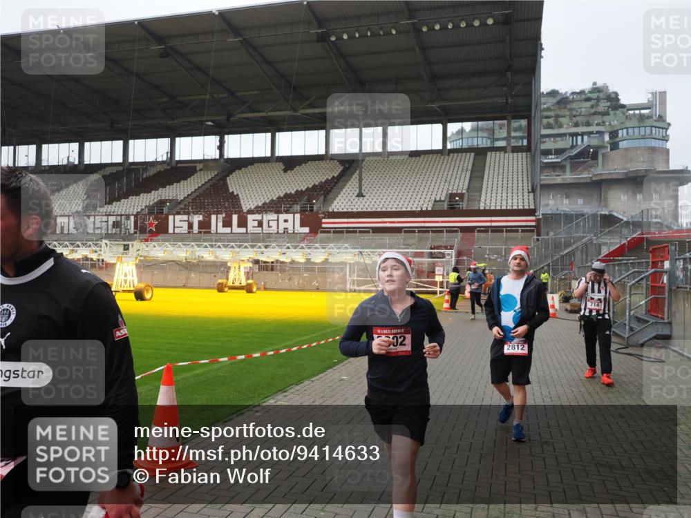 07.12.2025 - St. Pauli X-Mass-Run No. 15 Fabian Wolf http://msf.ph/oto/9414633 07.12.2025 11:23:28 Ziel 714, 1141, 2037, 2821, 2823, 3302, 4648 meine-sportfotos.de