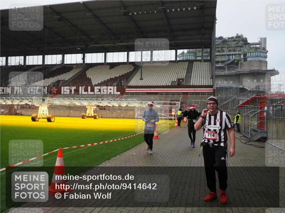 07.12.2025 - St. Pauli X-Mass-Run No. 15 Fabian Wolf http://msf.ph/oto/9414642 07.12.2025 11:23:32 Ziel 714, 2037, 2387, 2389, 2409, 3302, 4648 meine-sportfotos.de