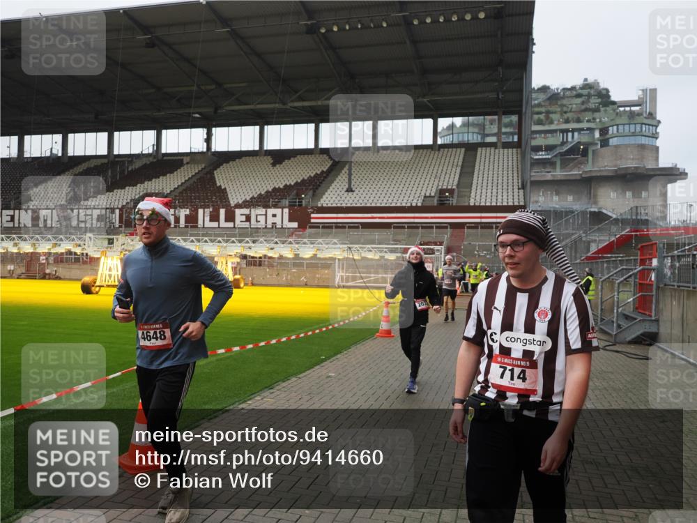 07.12.2025 - St. Pauli X-Mass-Run No. 15 Fabian Wolf http://msf.ph/oto/9414660 07.12.2025 11:23:34 Ziel 714, 2037, 2387, 2389, 2409, 3190, 3191, 3302, 4648 meine-sportfotos.de
