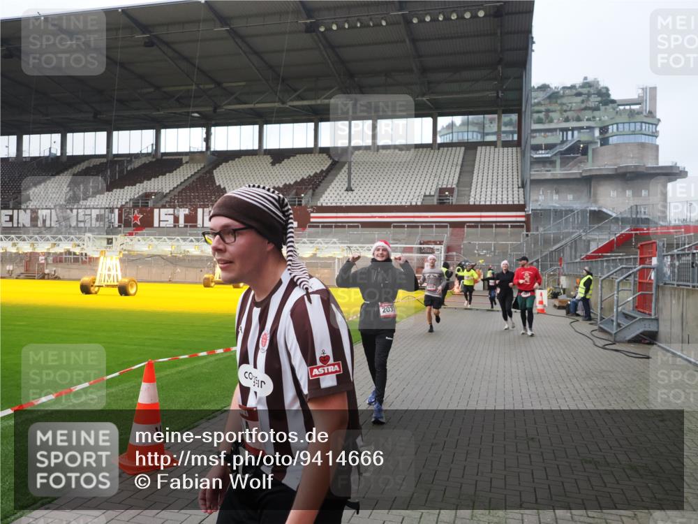 07.12.2025 - St. Pauli X-Mass-Run No. 15 Fabian Wolf http://msf.ph/oto/9414666 07.12.2025 11:23:35 Ziel 714, 2037, 2387, 2389, 2409, 3190, 3191, 3302, 4648 meine-sportfotos.de