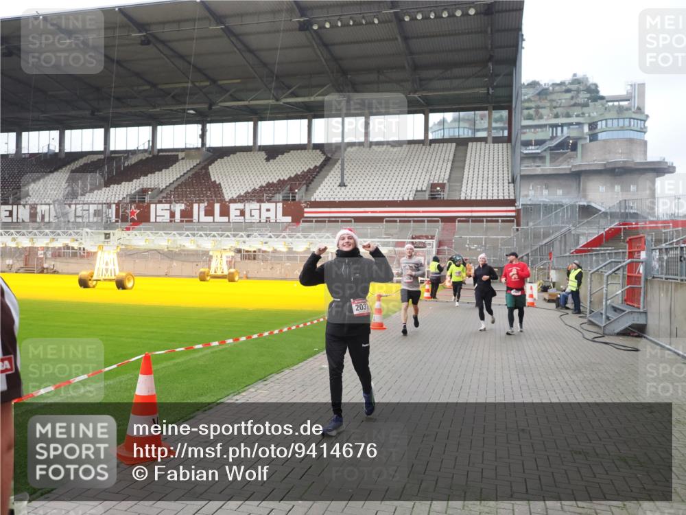 07.12.2025 - St. Pauli X-Mass-Run No. 15 Fabian Wolf http://msf.ph/oto/9414676 07.12.2025 11:23:35 Ziel 714, 2037, 2387, 2389, 2409, 3190, 3191, 3302, 4648 meine-sportfotos.de