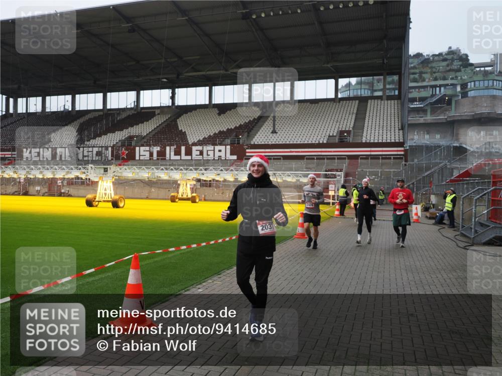 07.12.2025 - St. Pauli X-Mass-Run No. 15 Fabian Wolf http://msf.ph/oto/9414685 07.12.2025 11:23:36 Ziel 714, 2037, 2387, 2389, 2409, 3190, 3191, 3302, 4648 meine-sportfotos.de