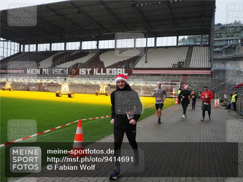 07.12.2025 - St. Pauli X-Mass-Run No. 15 Fabian Wolf http://msf.ph/oto/9414691 07.12.2025 11:23:36 Ziel 714, 2037, 2387, 2389, 2409, 3190, 3191, 3302, 4648 meine-sportfotos.de