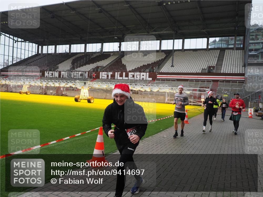 07.12.2025 - St. Pauli X-Mass-Run No. 15 Fabian Wolf http://msf.ph/oto/9414697 07.12.2025 11:23:37 Ziel 714, 2037, 2387, 2389, 2409, 3190, 3191, 3302, 4648 meine-sportfotos.de