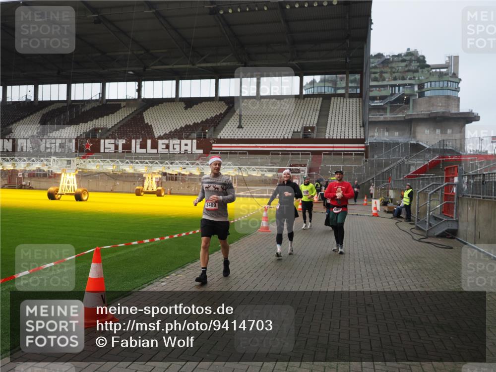 07.12.2025 - St. Pauli X-Mass-Run No. 15 Fabian Wolf http://msf.ph/oto/9414703 07.12.2025 11:23:38 Ziel 2037, 2387, 2389, 2409, 3190, 3191, 3302, 4648 meine-sportfotos.de