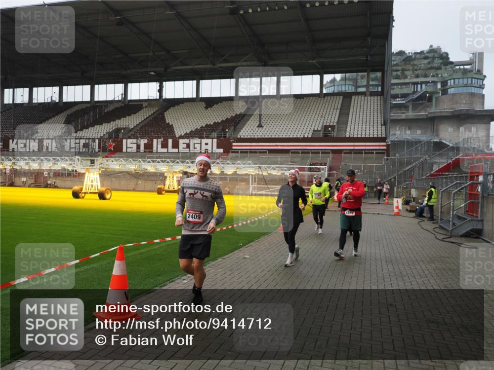 07.12.2025 - St. Pauli X-Mass-Run No. 15 Fabian Wolf http://msf.ph/oto/9414712 07.12.2025 11:23:38 Ziel 2037, 2387, 2389, 2409, 3190, 3191, 3302, 4648 meine-sportfotos.de