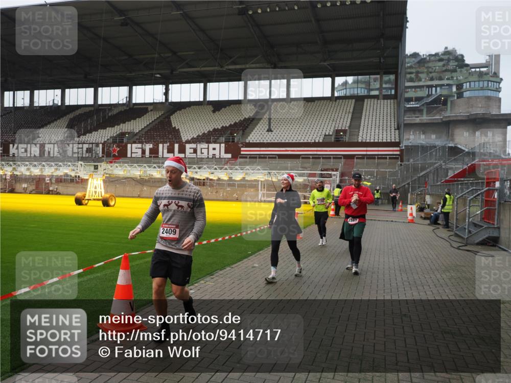 07.12.2025 - St. Pauli X-Mass-Run No. 15 Fabian Wolf http://msf.ph/oto/9414717 07.12.2025 11:23:39 Ziel 2037, 2387, 2389, 2409, 3190, 3191, 3302, 4648 meine-sportfotos.de