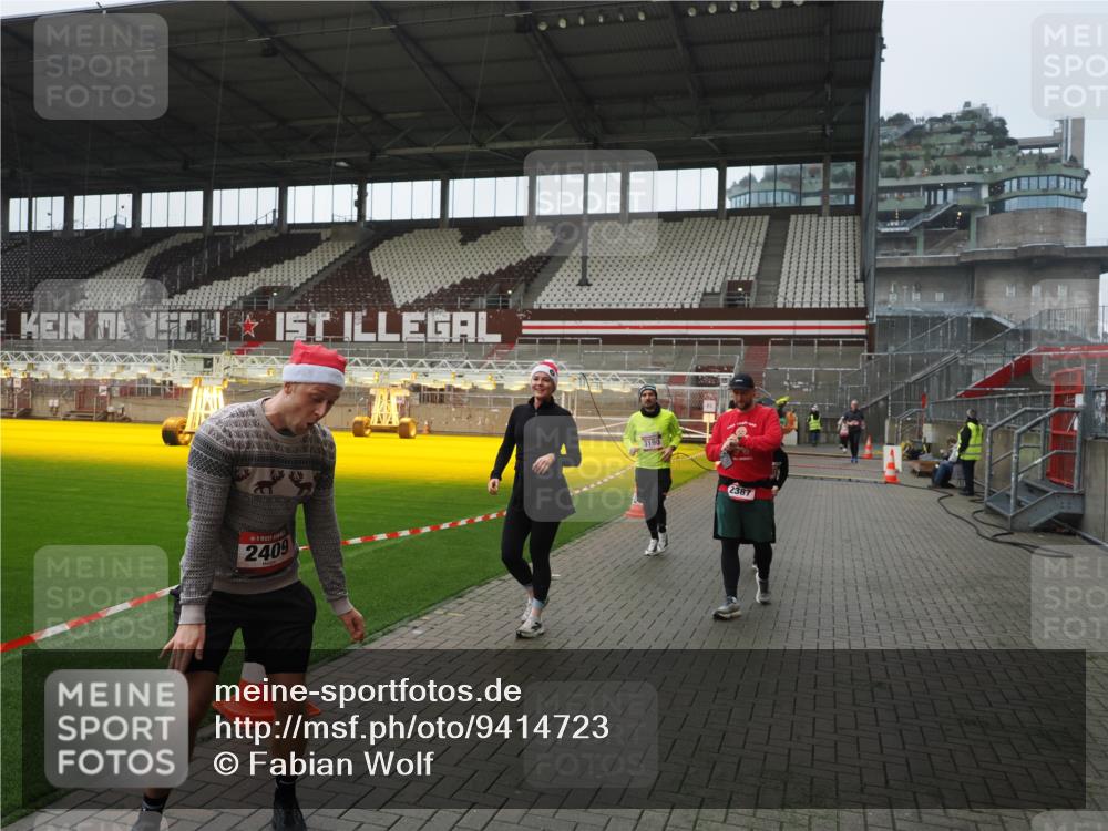 07.12.2025 - St. Pauli X-Mass-Run No. 15 Fabian Wolf http://msf.ph/oto/9414723 07.12.2025 11:23:39 Ziel 2037, 2387, 2389, 2409, 3190, 3191, 3302, 4648 meine-sportfotos.de