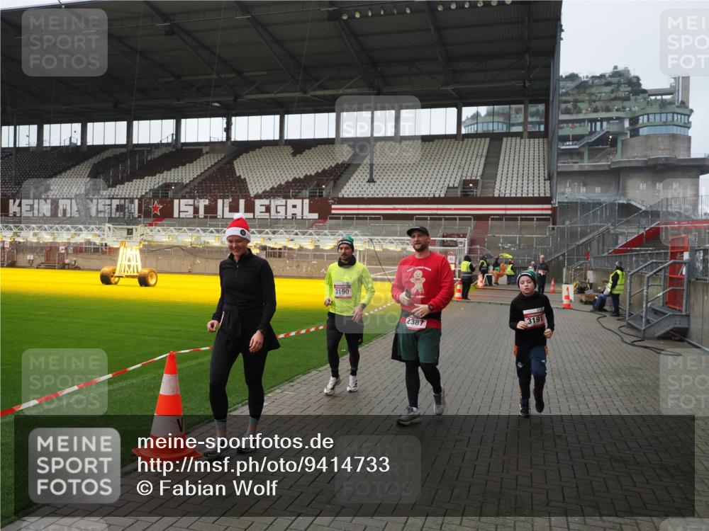 07.12.2025 - St. Pauli X-Mass-Run No. 15 Fabian Wolf http://msf.ph/oto/9414733 07.12.2025 11:23:40 Ziel 2037, 2387, 2389, 2409, 3071, 3190, 3191, 3302, 4648 meine-sportfotos.de