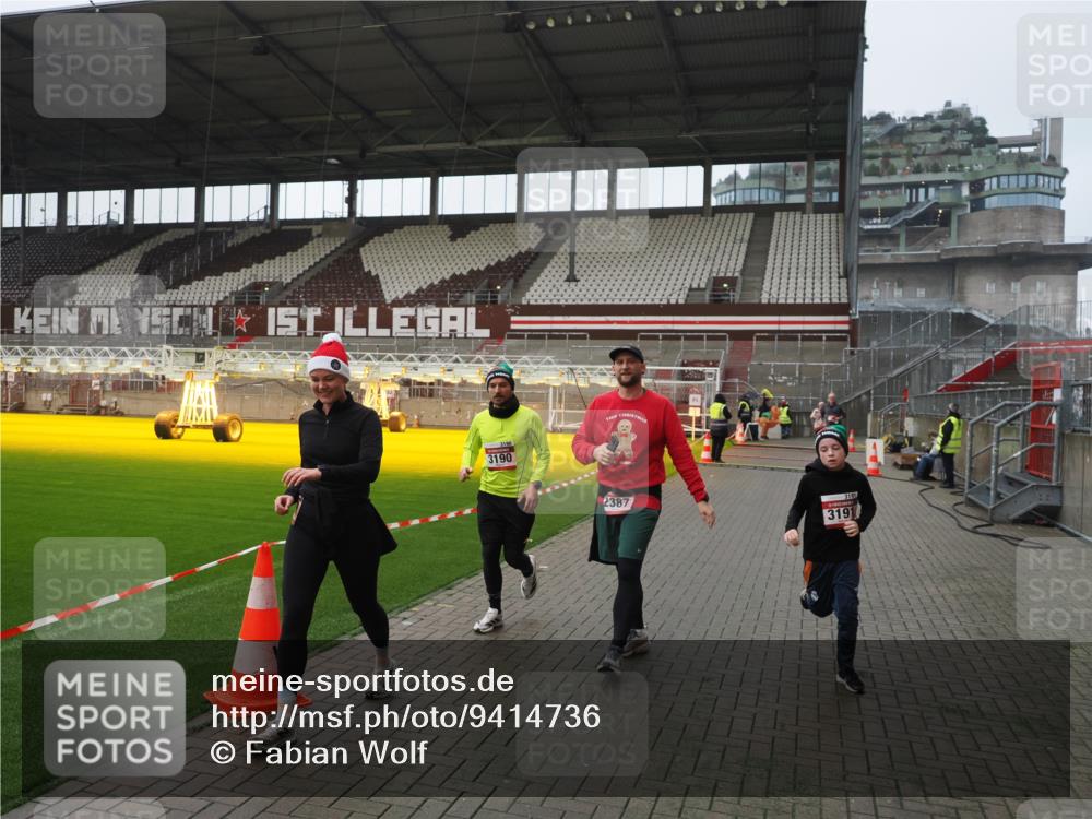 07.12.2025 - St. Pauli X-Mass-Run No. 15 Fabian Wolf http://msf.ph/oto/9414736 07.12.2025 11:23:41 Ziel 2037, 2387, 2389, 2409, 3071, 3190, 3191, 3302, 4648 meine-sportfotos.de