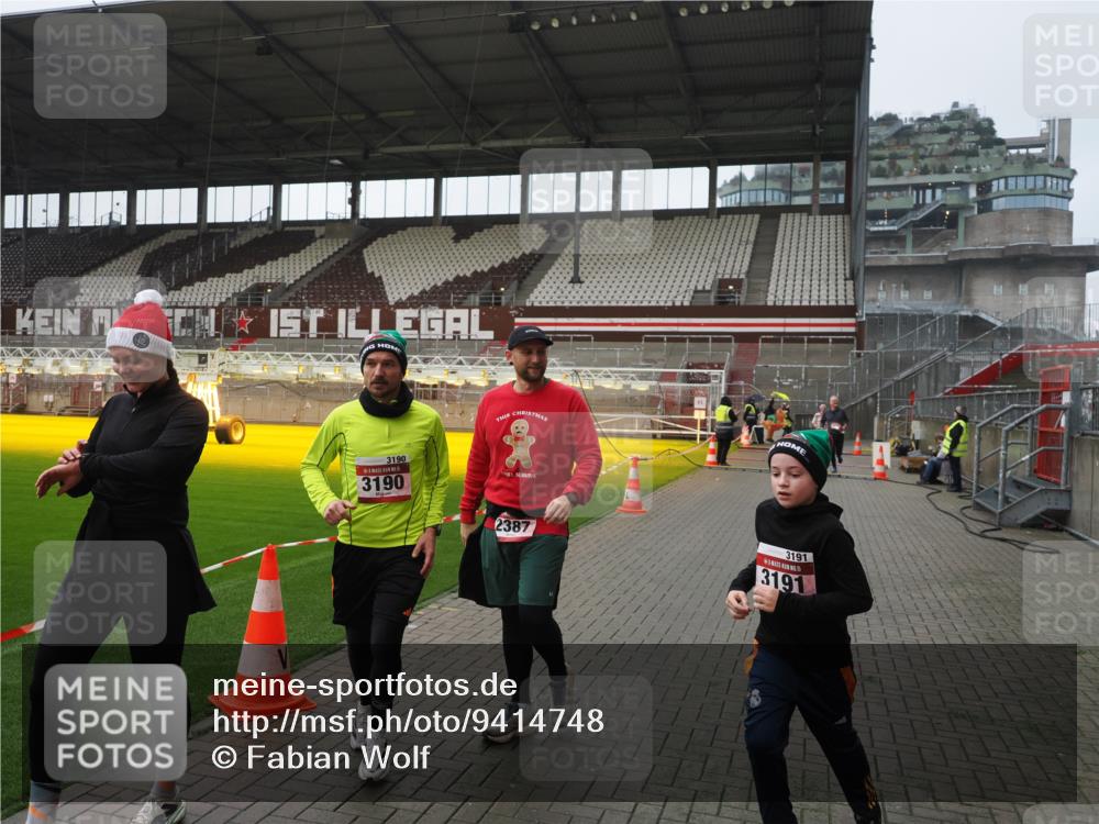 07.12.2025 - St. Pauli X-Mass-Run No. 15 Fabian Wolf http://msf.ph/oto/9414748 07.12.2025 11:23:41 Ziel 2037, 2387, 2389, 2409, 3071, 3190, 3191, 3302, 4648 meine-sportfotos.de