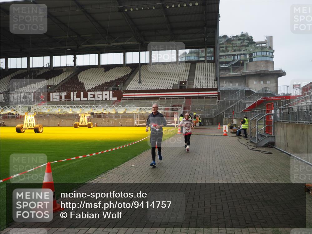07.12.2025 - St. Pauli X-Mass-Run No. 15 Fabian Wolf http://msf.ph/oto/9414757 07.12.2025 11:23:47 Ziel 593, 2387, 2389, 2409, 3071, 3190, 3191 meine-sportfotos.de