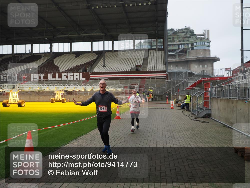 07.12.2025 - St. Pauli X-Mass-Run No. 15 Fabian Wolf http://msf.ph/oto/9414773 07.12.2025 11:23:48 Ziel 593, 2387, 2389, 2409, 3071, 3190, 3191 meine-sportfotos.de