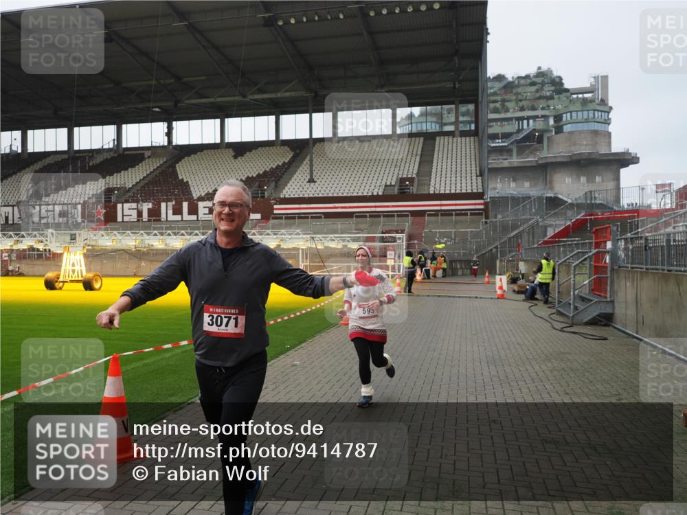 07.12.2025 - St. Pauli X-Mass-Run No. 15 Fabian Wolf http://msf.ph/oto/9414787 07.12.2025 11:23:49 Ziel 593, 2387, 2389, 2409, 3071, 3190, 3191 meine-sportfotos.de